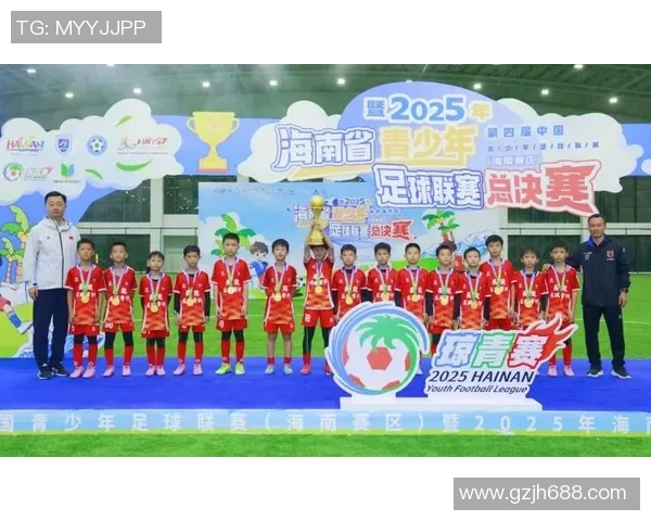 足球明星荣耀时刻举起奖杯的精彩瞬间展现团队的奋斗与胜利